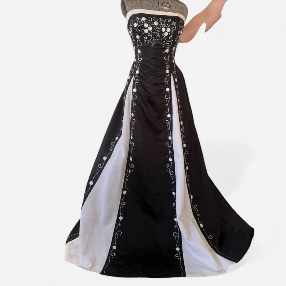 Black and white strapless dress with a beautiful train early l2000s (Viral Dress
